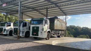 Caminhões licenciados da Transresind para coleta e transporte de resíduos industriais